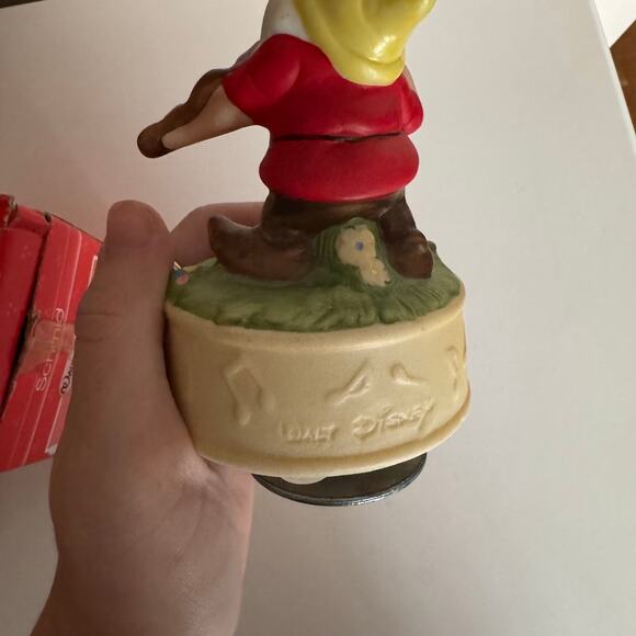 Schmid Walt Disney Snow White "Doc" Music Box Plays Heigh-Ho - Picture 3 of 8